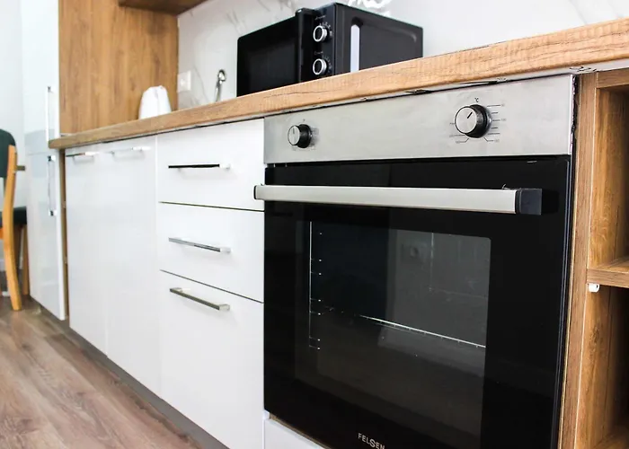 Fifteen Eighty-six דורס